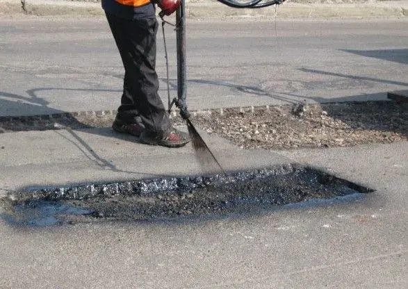 В Укравтодорі планують відмовитись від ямкового ремонту