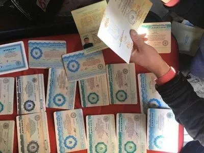 В Киеве правоохранители задержали преступную группу, которая изготовляла поддельные дипломы