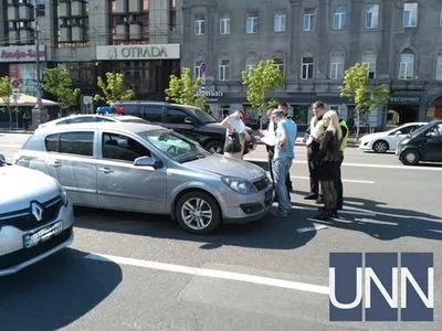 Бежала через восемь полос: женщина попала под колеса авто на Крещатике