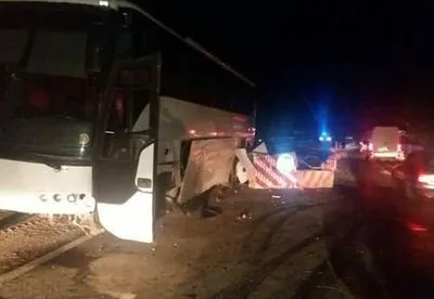 Екскурсійний автобус наїхав на будмайданчик на Закарпатті: є постраждалі
