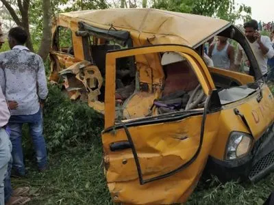 Поезд въехал в школьный автобус в Индии: 13 детей погибли