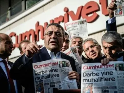 В Турции 15 оппозиционных журналистов осудили за терроризм