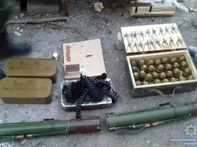 Гранатомети, два десятки гранат та набої: у Маріуполі знайшли арсенал зброї