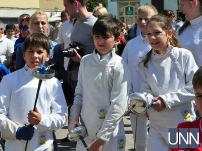 Фехтування, бойовий гопак та “Забіг здоров′я”: сотні спортсменів зібрались в Ужгороді на фест