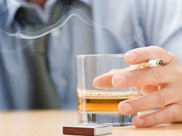В прошлом году британцы потратили на алкоголь и сигареты почти 62 млрд долларов