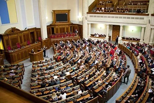 КВУ: 92 депутати-мільйонери орендували житло за державні гроші