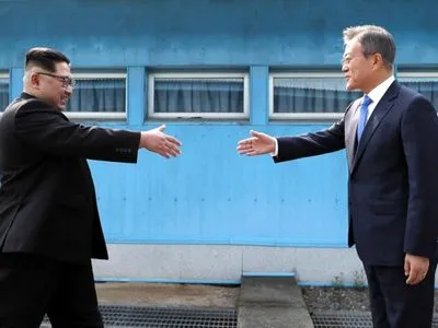 Лидеры двух Корей прогулялись и посадили дерево мира