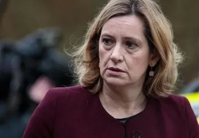 Глава МВД Великобритании ушла в отставку на фоне скандала с депортацией мигрантов