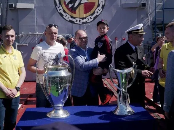 ВМС Украины презентовали кубки Лиги чемпионов УЕФА
