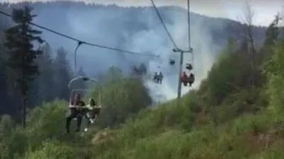 На Львовщине эвакуировали туристов с горы из-за задымления травы