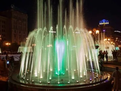 На Хрещатику успішно протестували світло-музичні фонтани