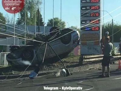 В Київській області з моста впала автівка