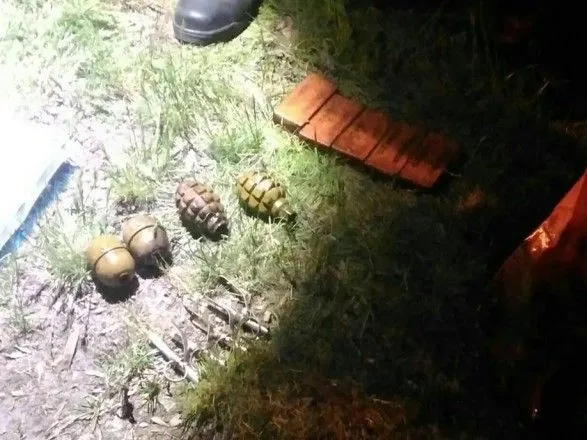 У Труханова острова в Киеве обнаружили тайник с гранатами и взрывчаткой