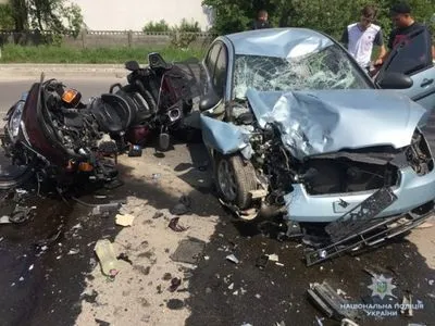 Мотоцикл та автомобіль зіткнулися на Закарпатті: у лікарні опинилася жінка з дитиною