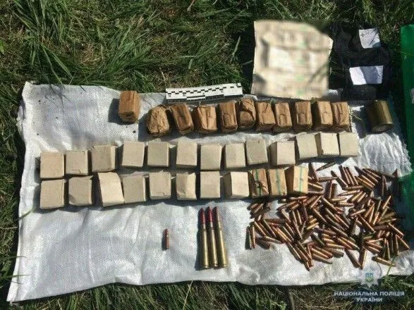 Біля заправки на Донеччині знайшли мішок з арсеналом боєприпасів