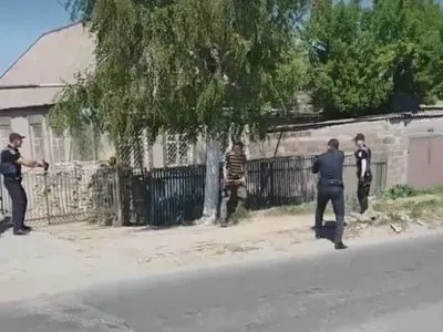 Мужчина с топором бросался на полицейских в Запорожье: правоохранители применили оружие