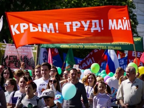 Более 25 тысяч крымчан приняли участие в первомайском шествии в оккупированном Симферополе