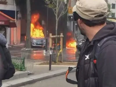 Беспорядки на митинге в Париже: активисты били витрины, полиция применила газ