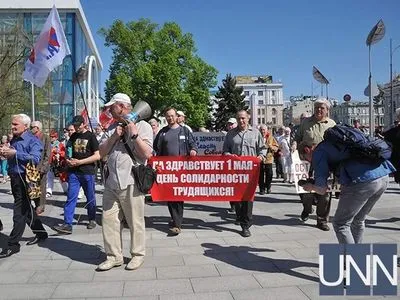 Около сотни участников и обливание кефиром: как в Харькове прошел первомайский марш