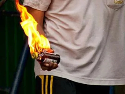 В Харьковской области мужчина бросил бутылку с зажигательной смесью в беседку из-за шума подростков