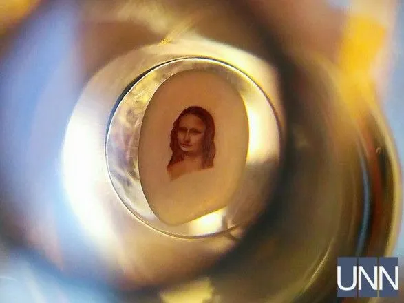 Найменший у світі портрет Мони Лізи: до Ужгорода привезли унікальну виставку мікромініатюр