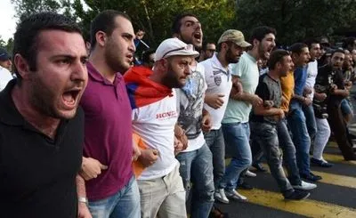 Протести в Вірменії: демонстранти в Єревані розблокували всі вулиці і дороги