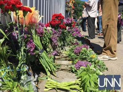 В Одесі люди несуть квіти до місця трагічних подій 2 травня