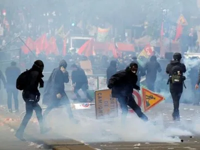Полиция Парижа заявила о задержании 109 участников первомайских беспорядков
