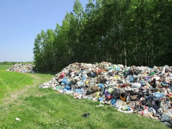 На Житомирщині викинули тонни львівського сміття