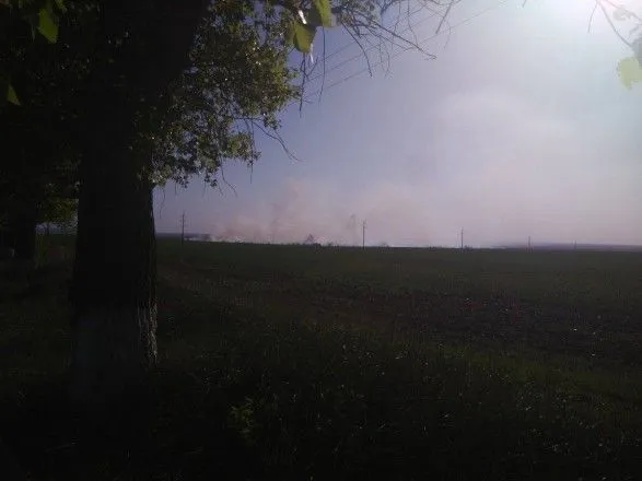 Пожар в Балаклее: на арсеналы начали сбрасывать воду с самолетов и вертолетов