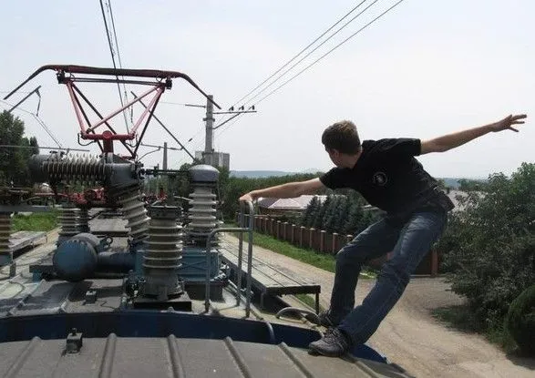 В Хмельницкой области студент упал с моста на контактную сеть электропоездов