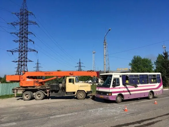 На околиці Чернівців стріла підйомного крана наскрізь прошила автобус