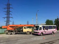 На окраине Черновцов стрела подъемного крана насквозь прошила автобус