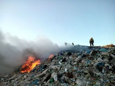 Під Полтавою другий день гасять пожежу на сміттєзвалищі