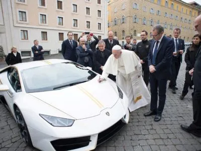 Папа Римський продасть свій Lamborghini