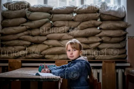 ЮНІСЕФ: військові і озброєні групи на Донбасі займають будівлі шкіл