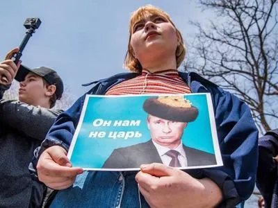 Він нам не цар: у РФ затримали уже більше 1600 активістів