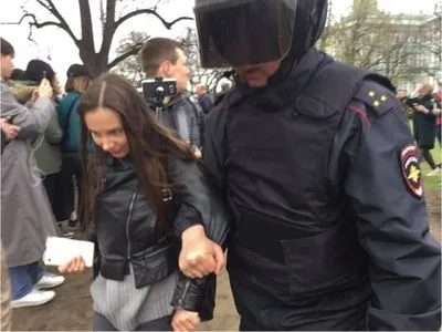 У Росії на акціях протесту затримали понад 1000 осіб і єнота