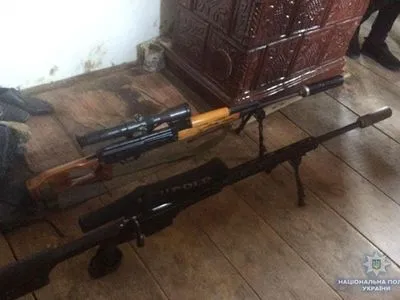 На Тернопільщині чоловік зберігав арсенал зброї та вибухівки у шафі