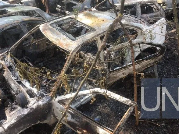 Пожар на столичном Голосеево: полностью выгорели более полусотни авто