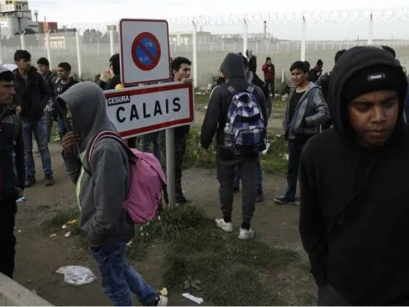 Во французском Кале толпа из 50 иммигрантов забросала полицейских камнями