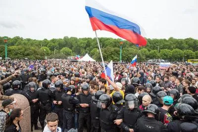 Массовые протесты в России: начались столкновения и задержания