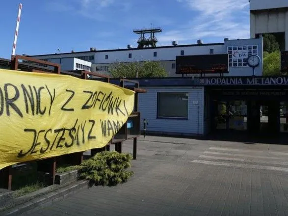 Авария на шахте в Польше: четырех горняков достали, трое под завалами