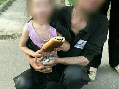 В Харькове возле храма обнаружили вероятно покинутого маленького ребенка