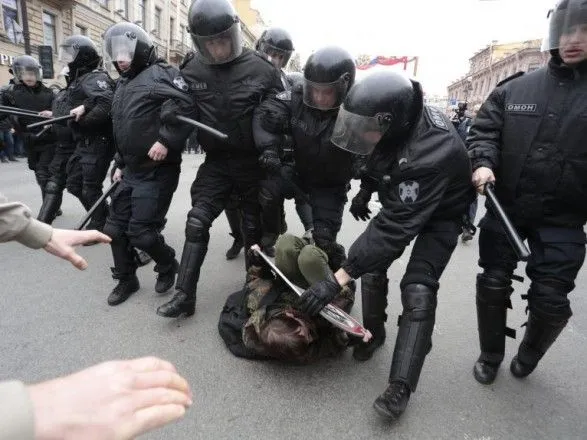 Україна засудила напади силовиків на учасників акції "Він нам не цар" в РФ
