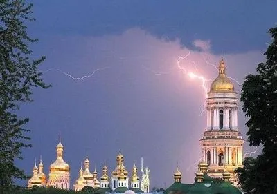 Грози у Києві затримаються до ранку
