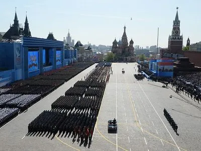 Російська дивізія, яка обстрілювала Маріуполь, крокуватиме на параді у Москві