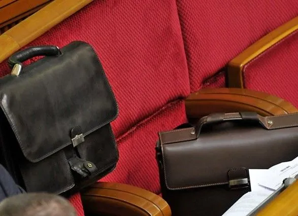 Партії "Слуга народу" і "Блок Святослава Вакарчука" потрапляють до парламенту - опитування