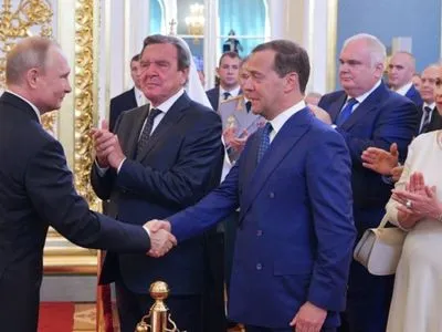 Путин выдвинул Медведева на пост премьер-министра России
