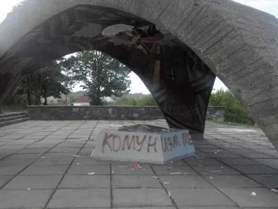 В Днепре повредили памятник советским солдатам